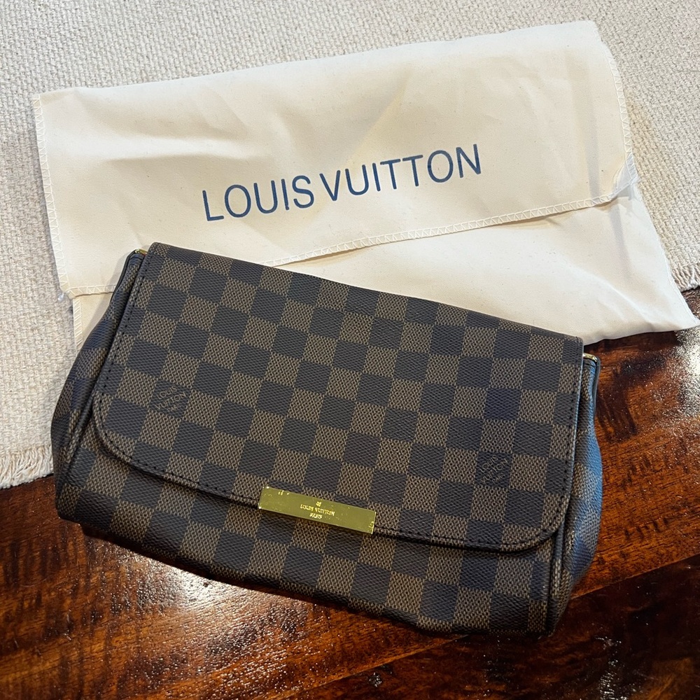 NON-authentic Luis clutch.
